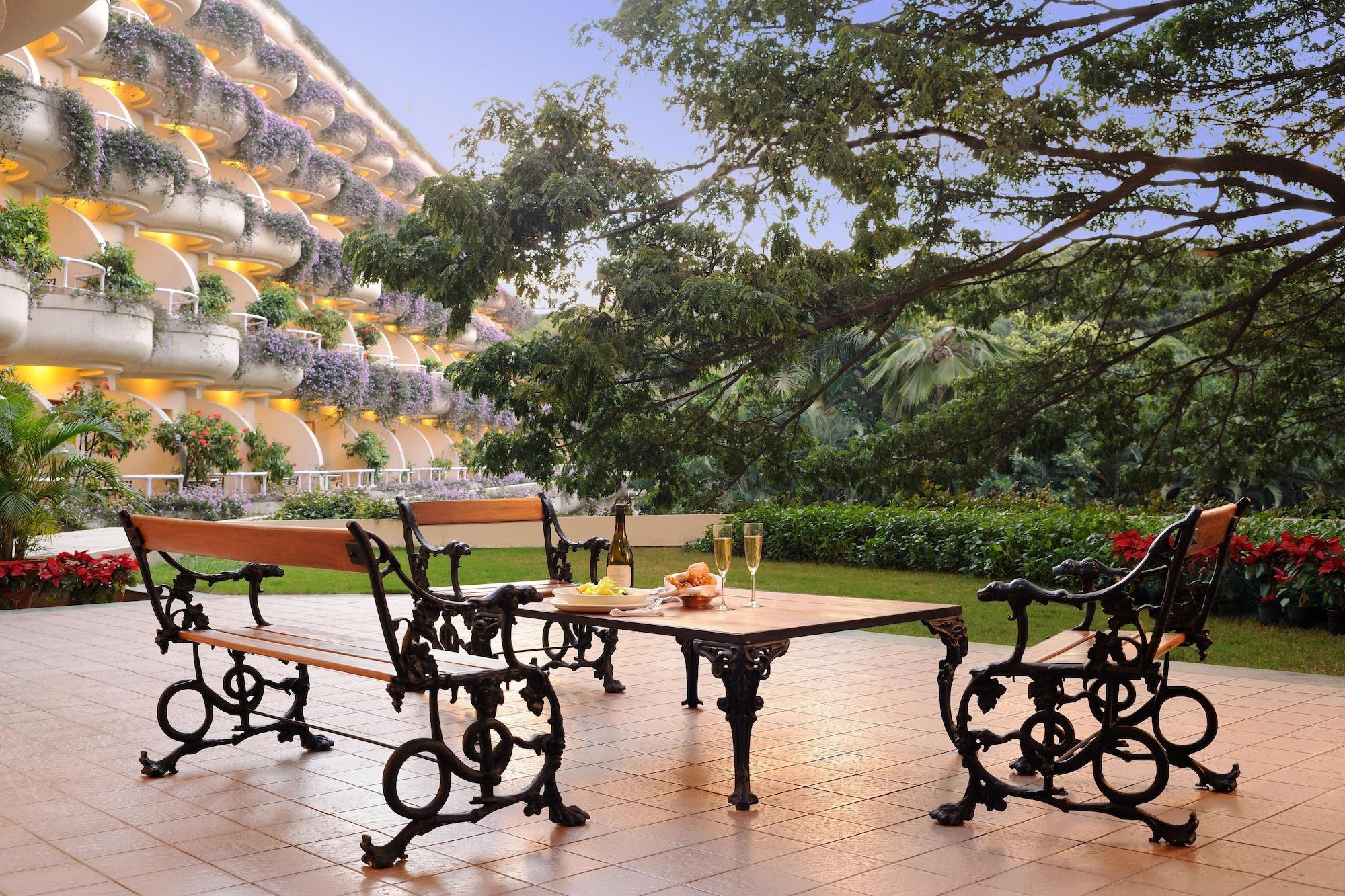 Hotel The Oberoi Bengaluru Zewnętrze zdjęcie The hotel's garden